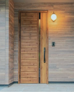 木製の玄関ドアとライト