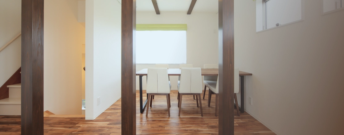 ダイニングルームの明るい室内空間