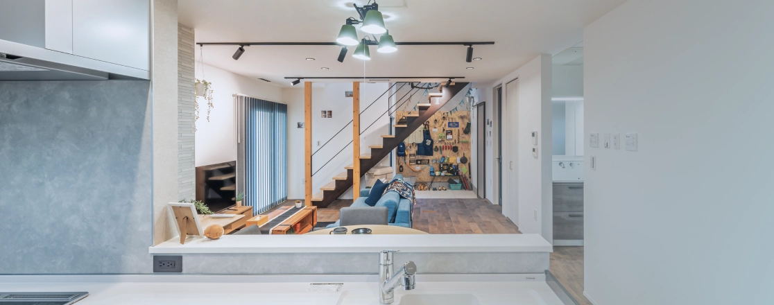 キッチンから見たリビングルームの様子