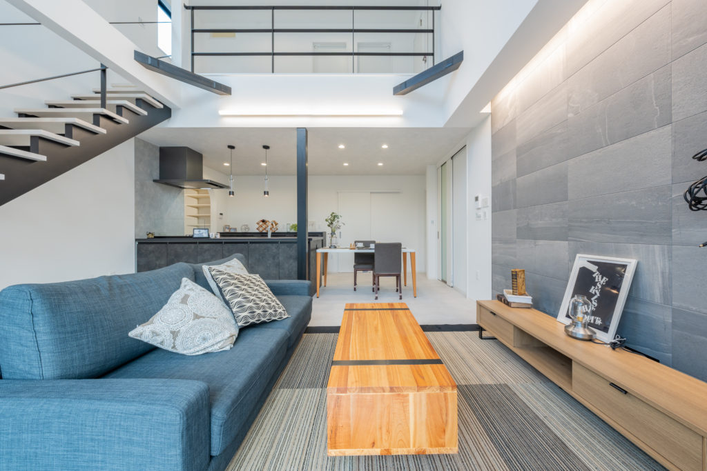 光がめぐる吹き抜けが特徴のラグジュアリーなお家